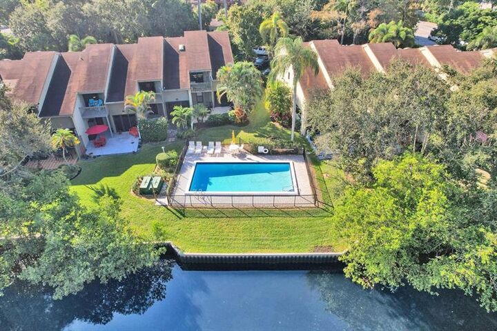 Property Photo:  81 NE 17th Ct  FL 33305 