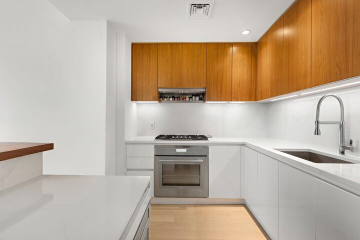 Property Photo:  1000 Maxwell Lane 11I  NJ 07030 