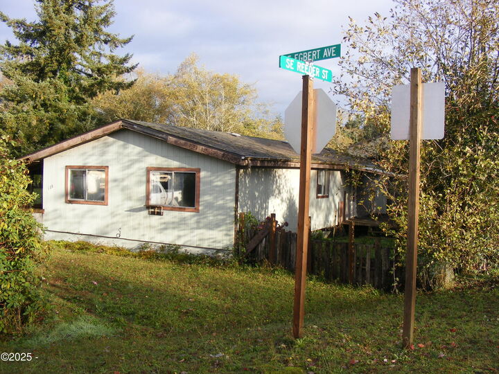 Property Photo: 178 SE Egbert Avenue OR 97380