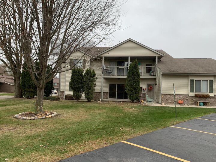 Property Photo:  976 Roseland Dr 2  WI 53040 