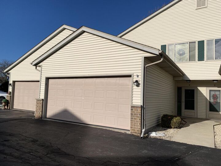 Property Photo:  976 Roseland Dr 2  WI 53040 