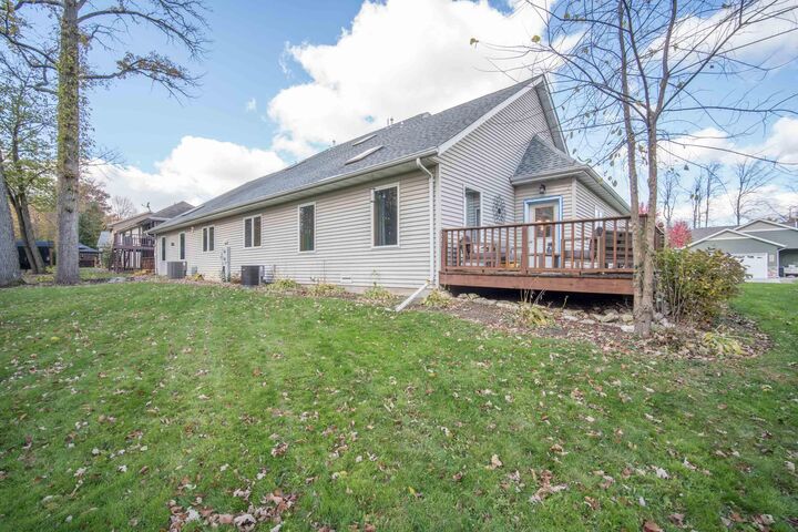 Property Photo:  423 Park Pl  WI 53040 