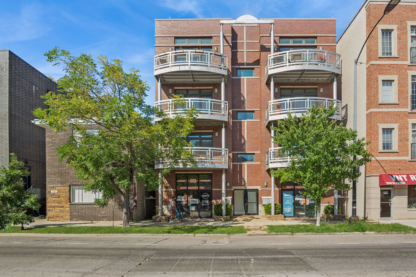 Property Photo: 2250 W Foster Avenue 2E IL 60625