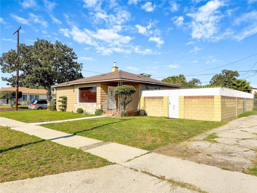 Property Photo: 1301 E 106th CA 90002