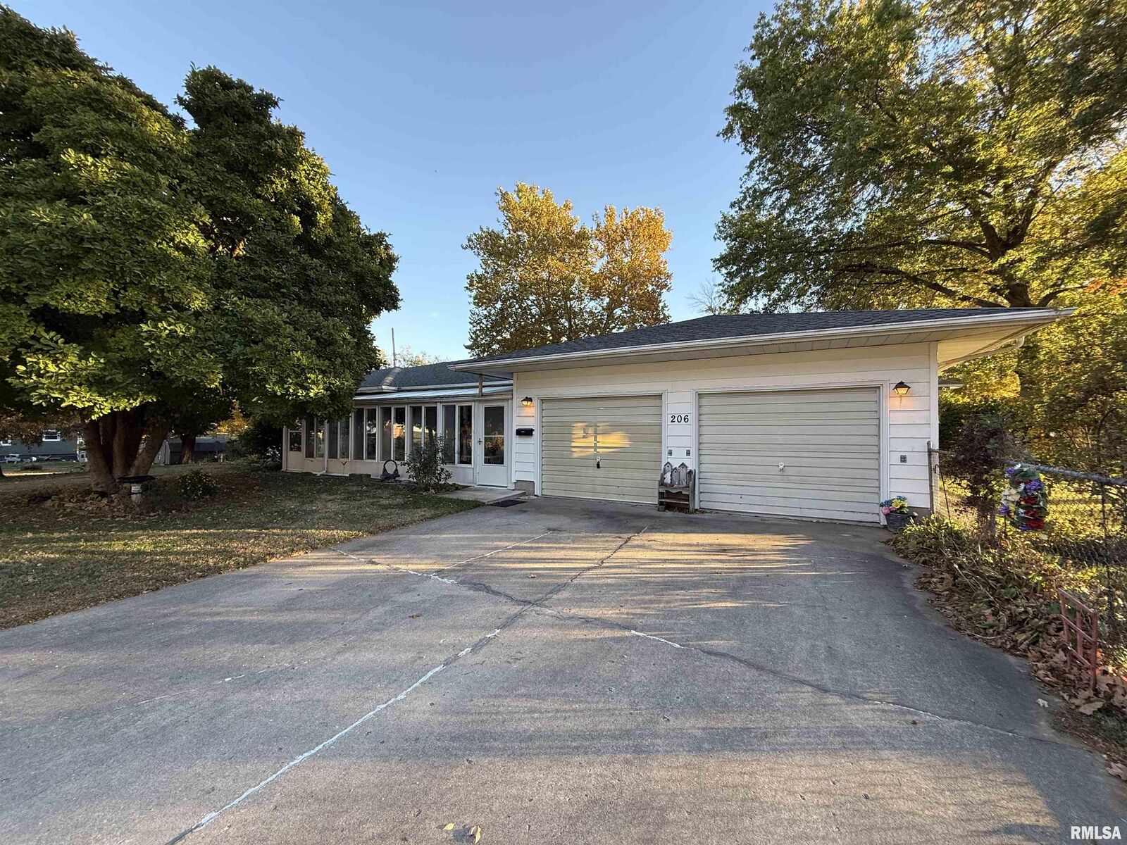 Property Photo:  206 N Robinson  IL 61542 