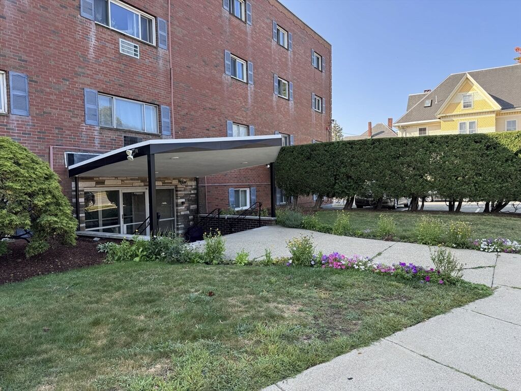 Property Photo:  183 Mount Auburn St 15  MA 02472 