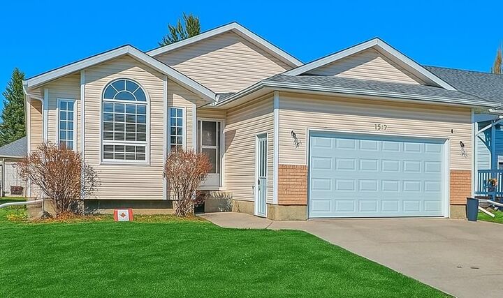 1527 10 Avenue SE  High River AB T1V 1L8 photo