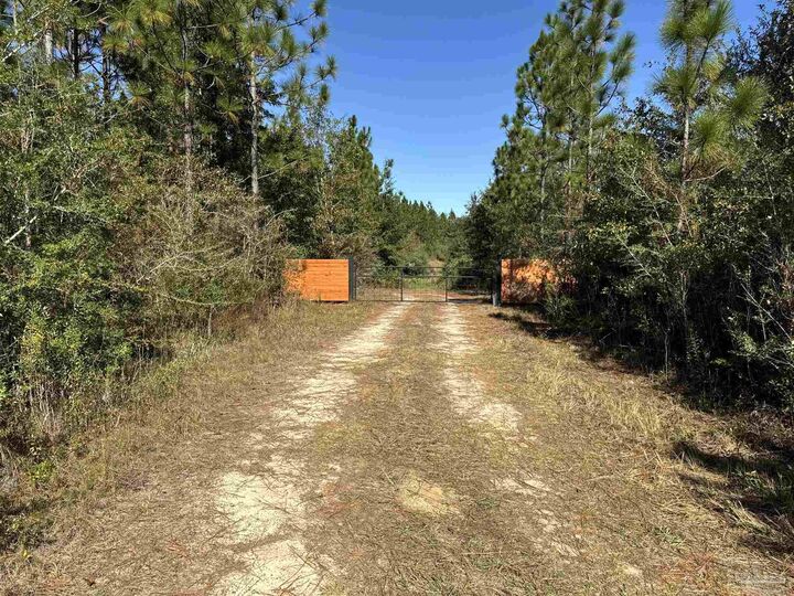 Property Photo: 3404 Yellow Hammer Rd FL 32571