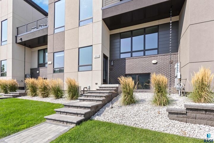 2803 S Terry Ave  Sioux Falls SD 57106 photo