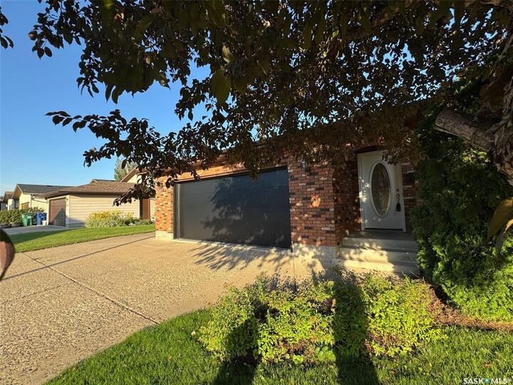 Property Photo: 418 Emerald Crescent SK S7J 4L3