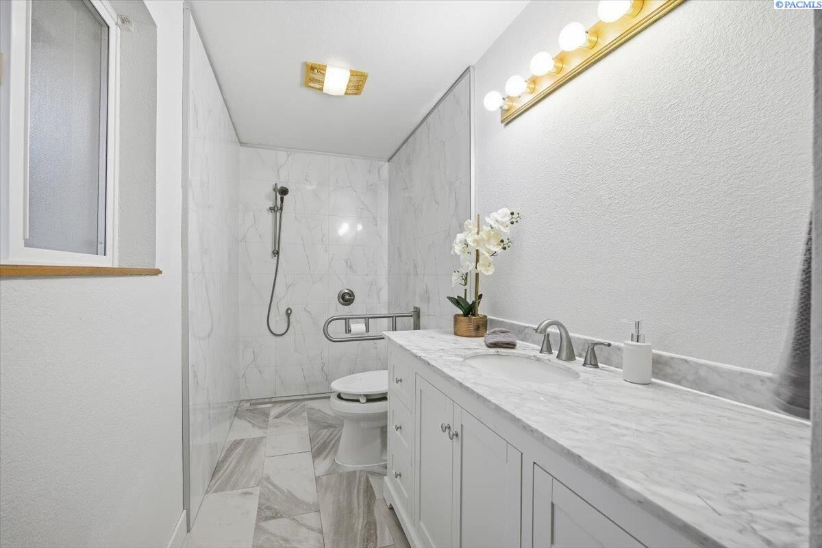 Property Photo: 801 S Young Pl WA 99336-9564