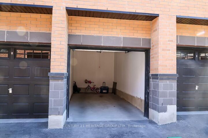 Photo de la propriété:  6 Sayers Lane N 11  ON L4E 1J4 