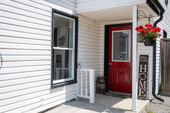 Property Photo:  17 James Street  ON K8V 2W8 