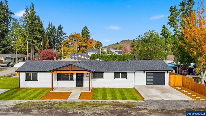 Property Photo: 400 Church St OR 97101