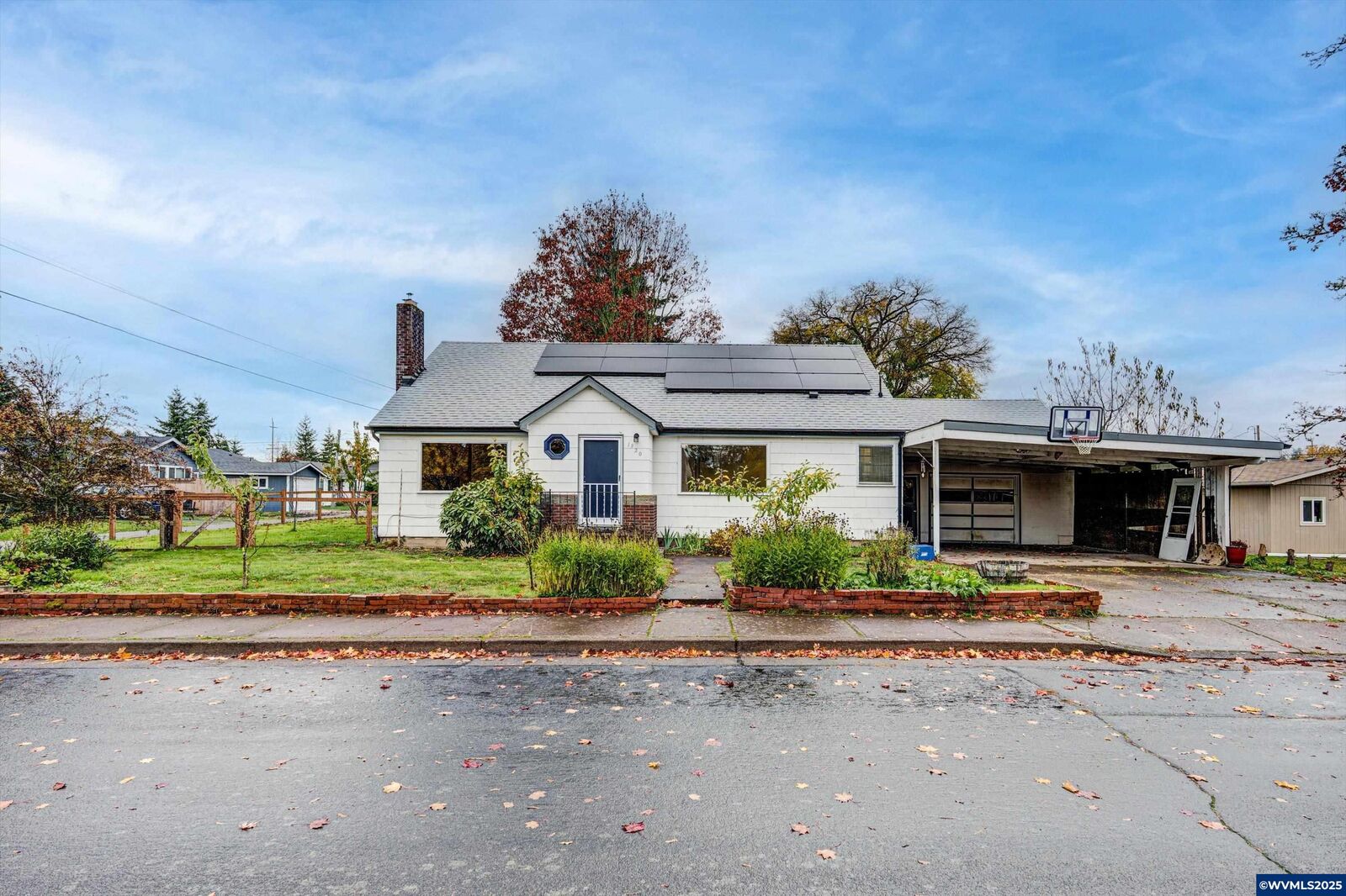 Property Photo: 1920 SE Debord St OR 97333