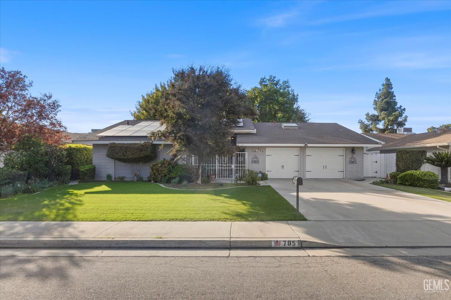 Property Photo: 705 Bermuda Street CA 93309