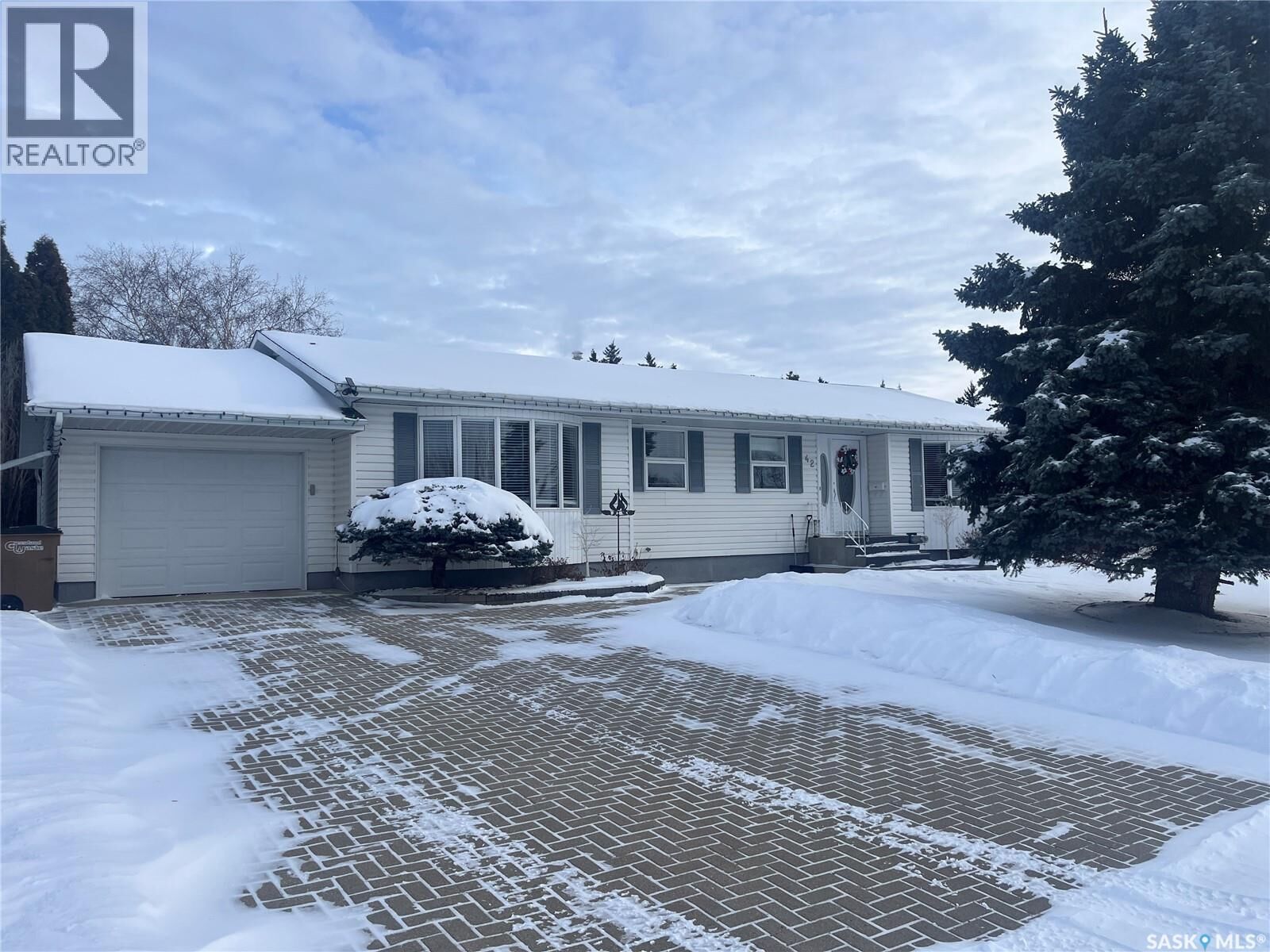 Property Photo:  42 7th Street NE  SK S0A 4J0 