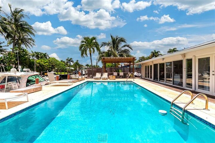 Property Photo:  1704 SW 4th Ct  FL 33312 