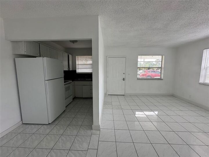 Property Photo: 400 SE 9th Ct 1 FL 33009