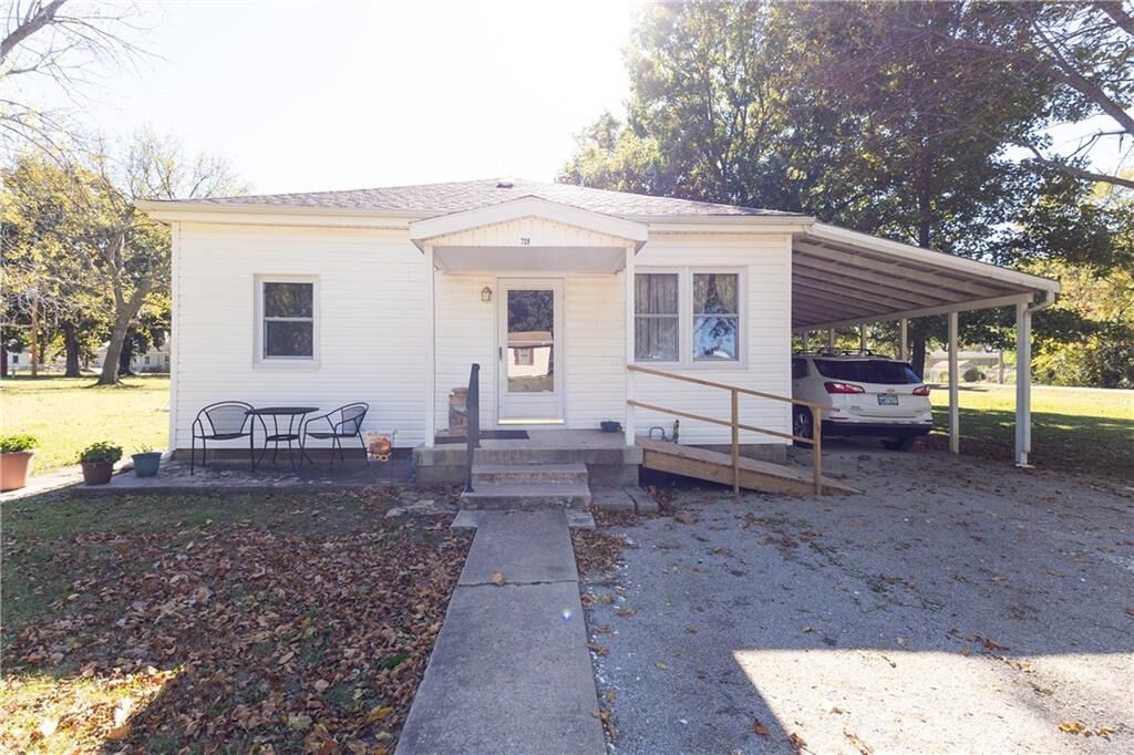 Property Photo:  729 W 3rd Street  KS 67335 