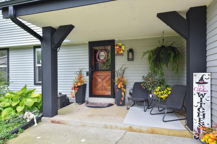 Property Photo:  N67w33863 Loghouse Ct  WI 53066 