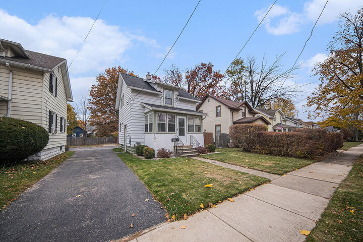 Property Photo: 1324 E North Street MI 49202