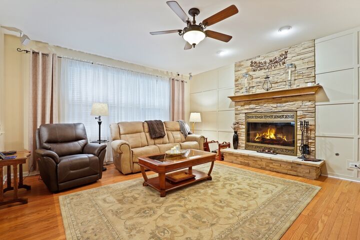 Property Photo: 521 Litchfield Way IL 60543