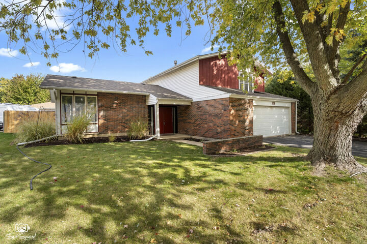 Property Photo: 118 Camelot Way IL 60440