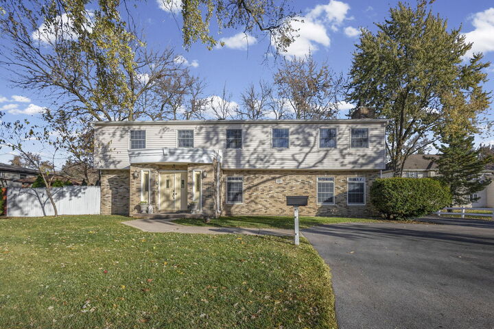 Property Photo:  1323 S Roselle Road  IL 60193 