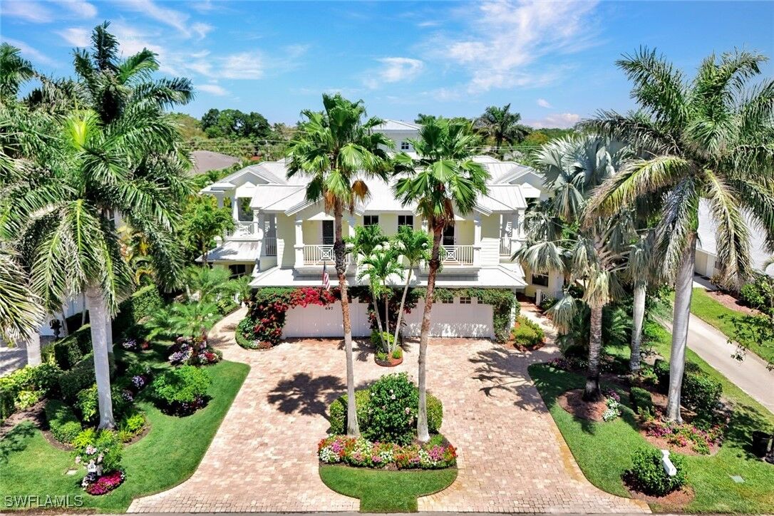 Property Photo: 699 Fairway Terrace FL 34103