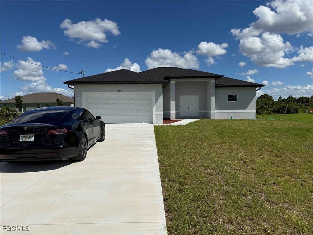 Property Photo: 1027 Eisenhower Boulevard FL 33974