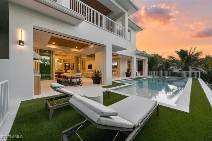 Property Photo: 493 8th Avenue S FL 34102