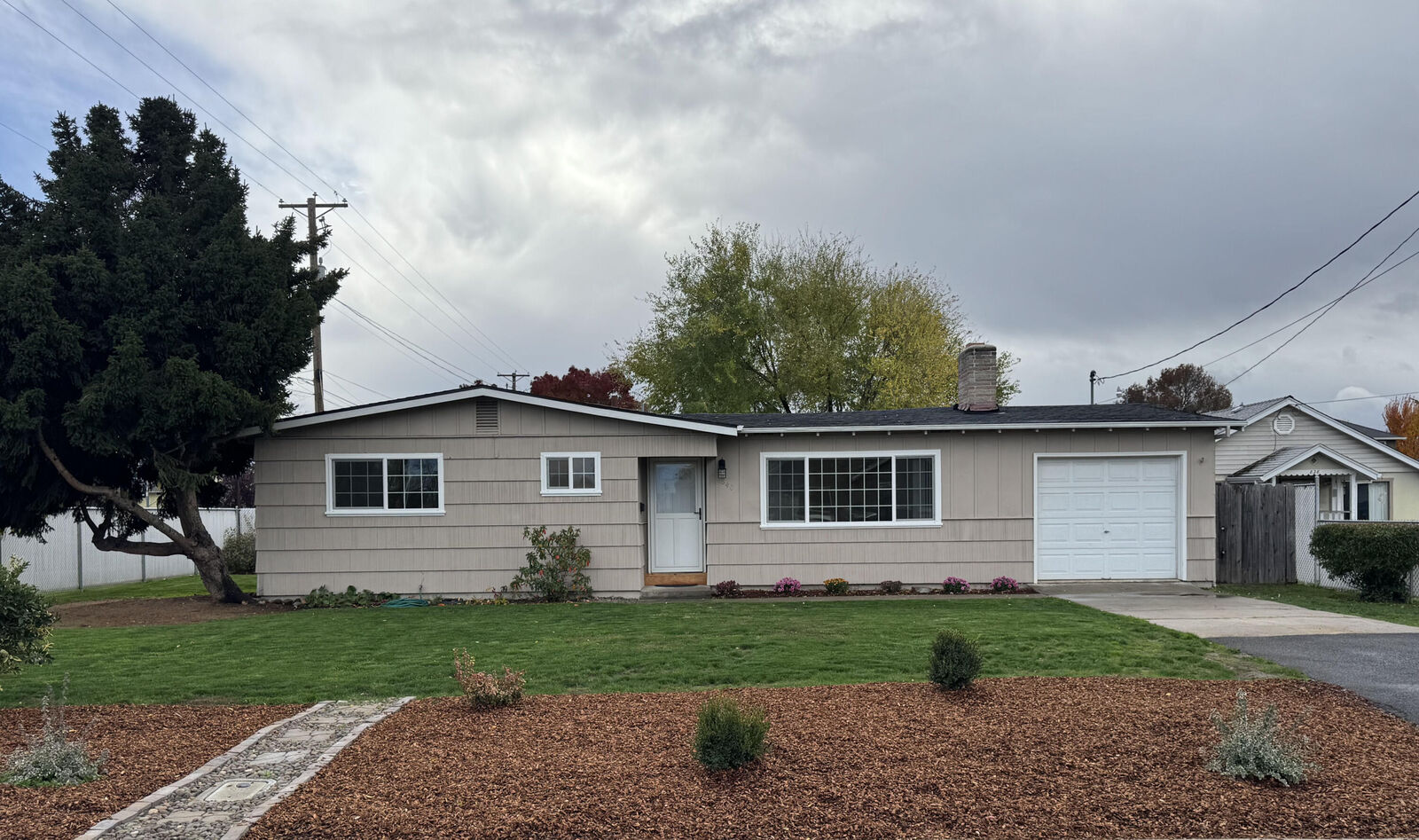 Property Photo: 840 Ash Street OR 97502