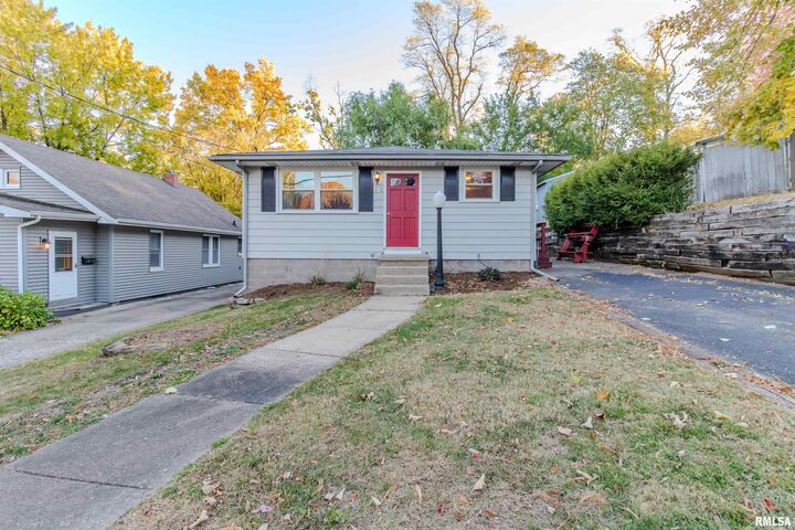 Property Photo: 1410 E Fairoaks Avenue IL 61603