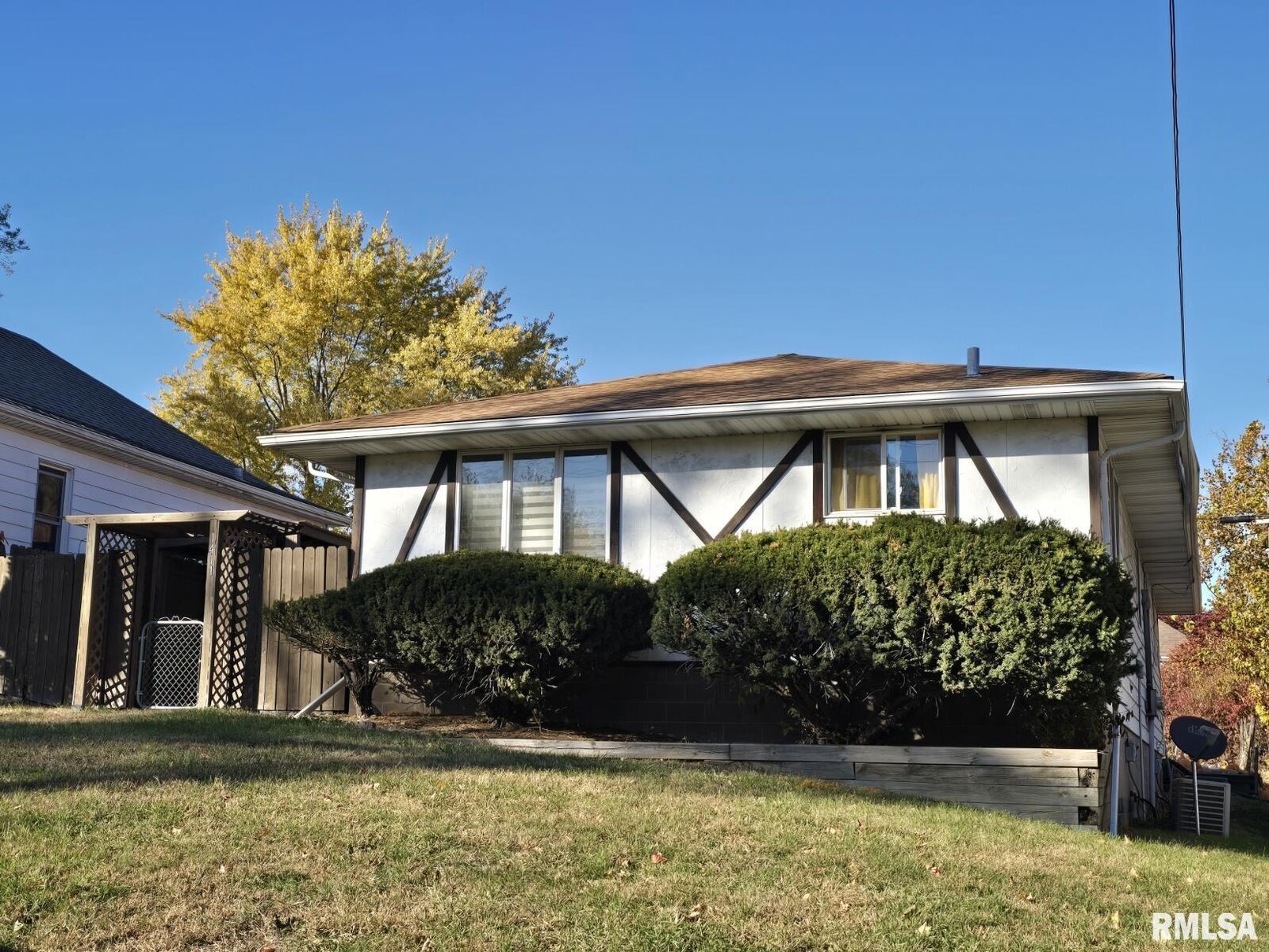 Property Photo: 1411-1413 E Tripp Avenue 2 IL 61603