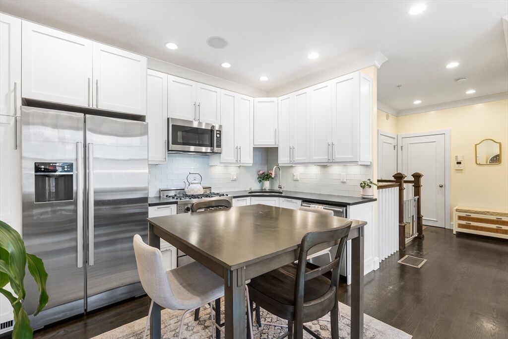 Property Photo:  170 W 5th St 1  MA 02127 