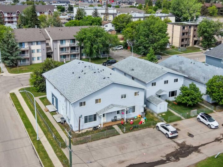 10029 105 Avenue D — photo 1