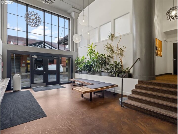 Property Photo:  1314 NW Irving St 201  OR 97209 