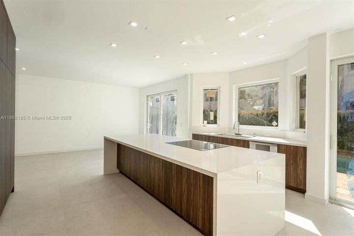 Property Photo: 3944 NE 194th Trl FL 33160