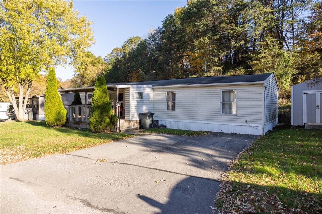 Property Photo: 280 Valleyview Dr PA 15071