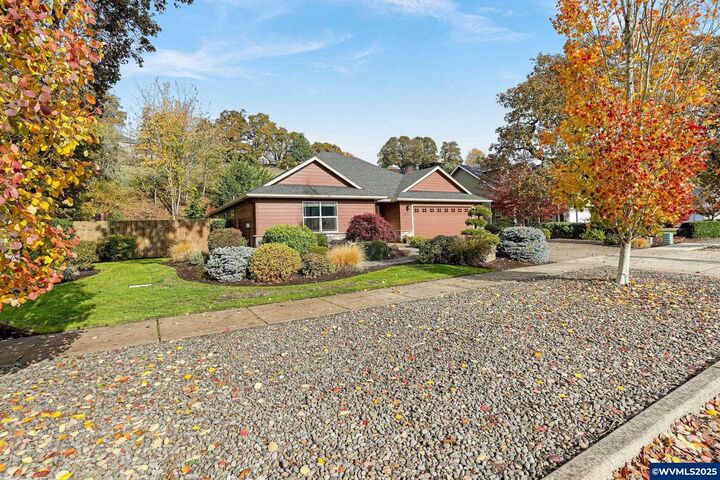 Property Photo: 2521 E Santiam St OR 97383