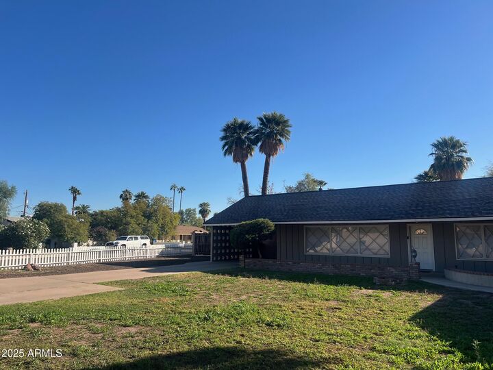 Property Photo:  2528 N 48th Place N  AZ 85008 