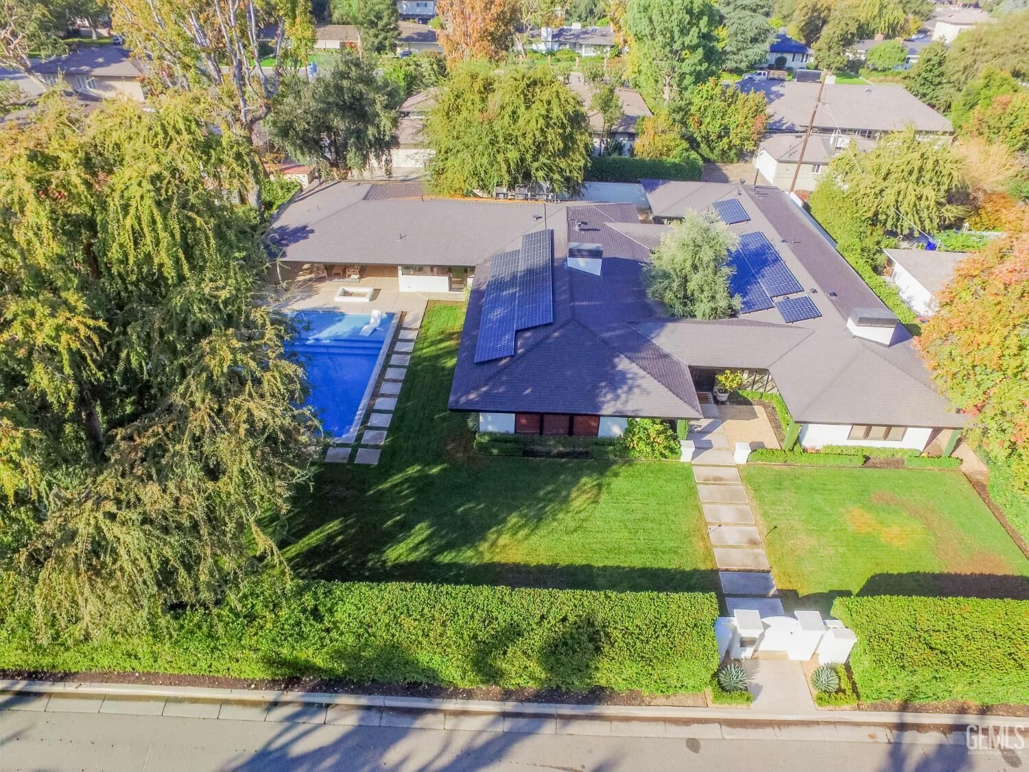 Property Photo: 2221 Myrtle Street CA 93301