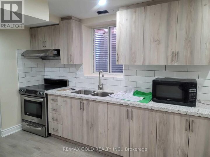 Property Photo:  407 Queen Mary Drive  ON L7A 4K6 