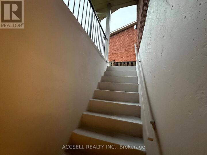 Property Photo:  700 Willowbank Trail  ON L4W 3L9 