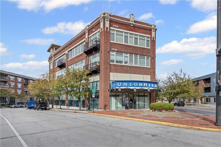 Property Photo: 2929 McGee Trafficway 305 MO 64108