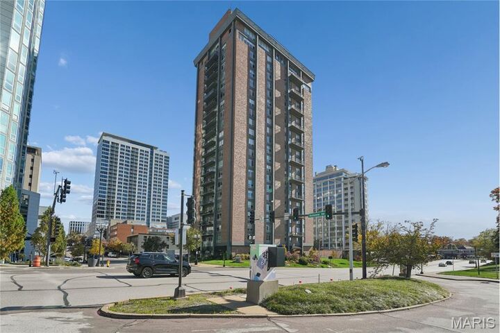 200 S Brentwood Boulevard 7E  Clayton MO 63105 photo