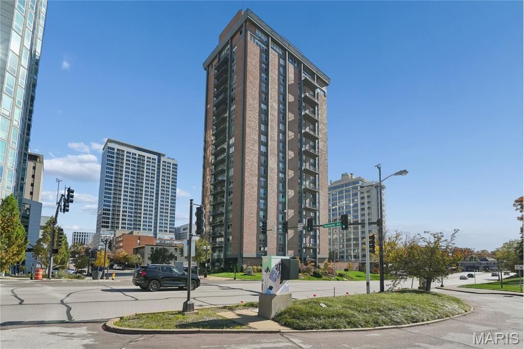 Property Photo:  200 S Brentwood Boulevard 7E  MO 63105 