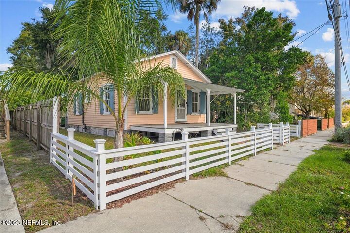 Property Photo: 816 Oak Street FL 32177