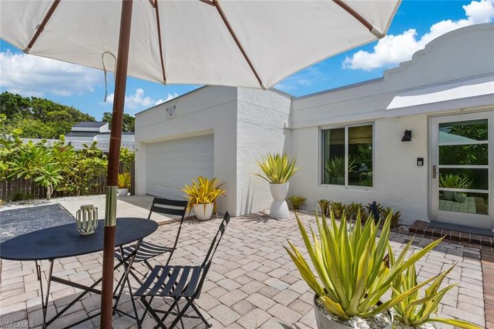 Property Photo: 1212 10th Ave N FL 34102